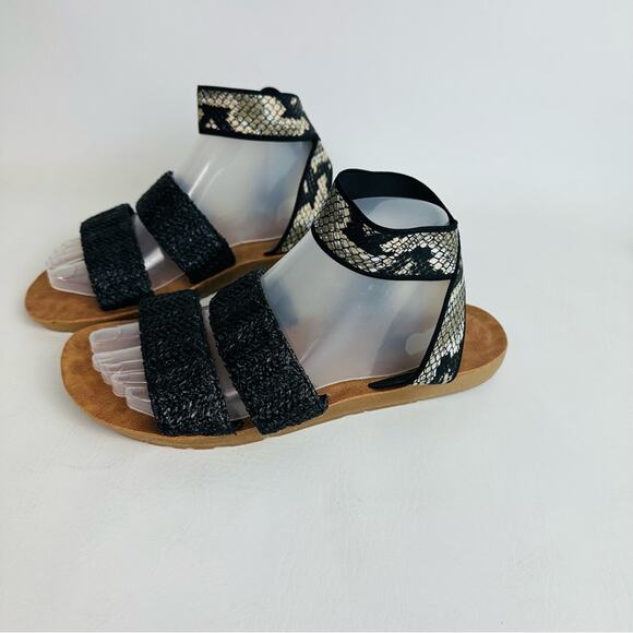 Mukluks Womens Ankle Strap Sandals Snake Skin Flats Black Shoes Size 10 - Picture 1 of 9